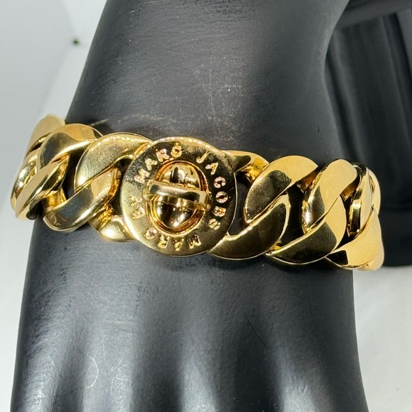 Marc by Marc Jacobs Chunky Turn lock closure
Bracelet in Gold - Picture 4 of 10